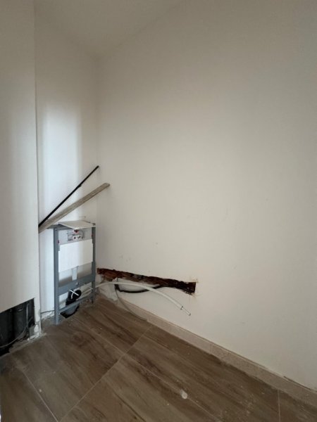 Tirane, jepet me qera ambjent biznesi Kati 1, 82 m² 1.500 € 