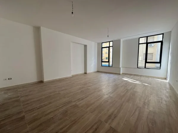 Tirane, jepet me qera ambjent biznesi Kati 1, 82 m²