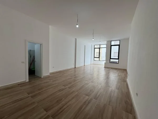 Shqiperi, jepet me qera ambjent biznesi Kati 1, 72 m²