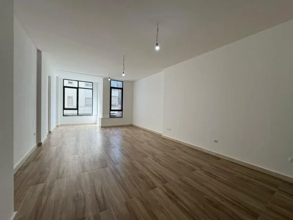 Shqiperi, jepet me qera ambjent biznesi Kati 1, 72 m²