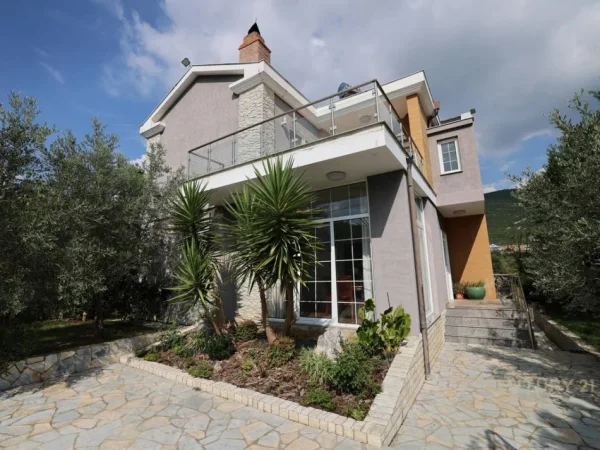 Tirane, shitet Vile 2 Katshe Kati 2, 214 m² 300.000 € (Tufine)