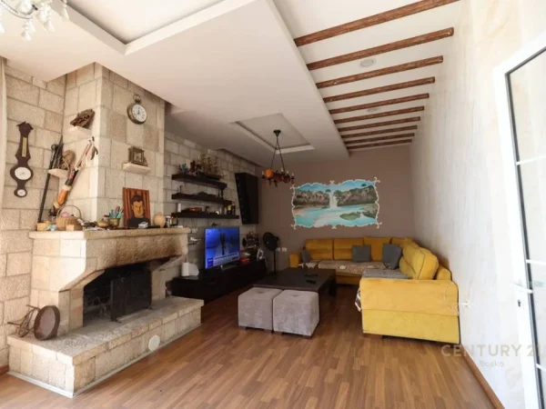 Tirane, shitet Vile 2 Katshe Kati 2, 214 m² 300.000 € (Tufine)