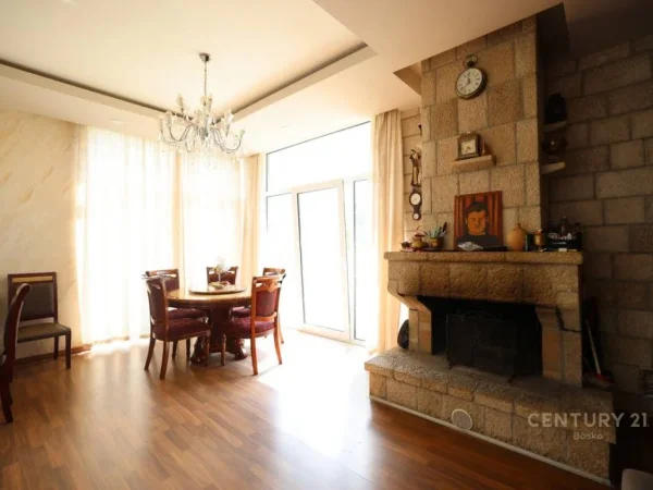 Tirane, shitet Vile 2 Katshe Kati 2, 214 m² 300.000 € (Tufine)