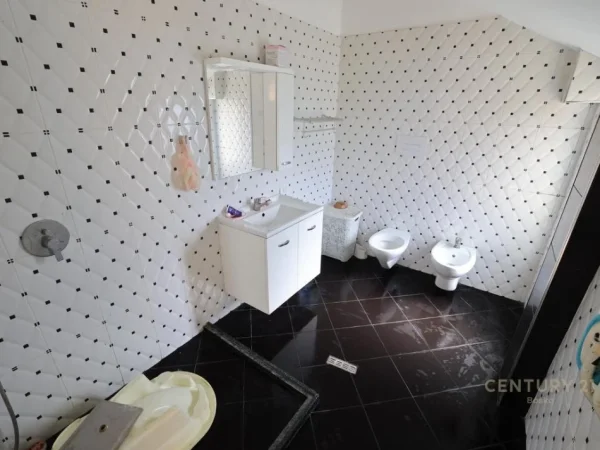 Tirane, shitet Vile 2 Katshe Kati 2, 214 m² 300.000 € (Tufine)