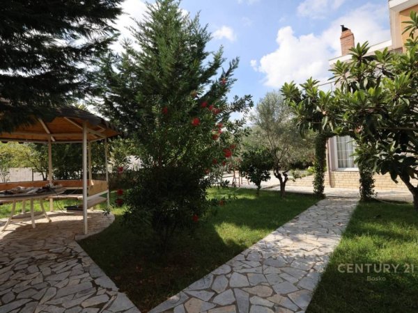 Tirane, shitet Vile 2 Katshe Kati 2, 214 m² 300.000 € (Tufine)