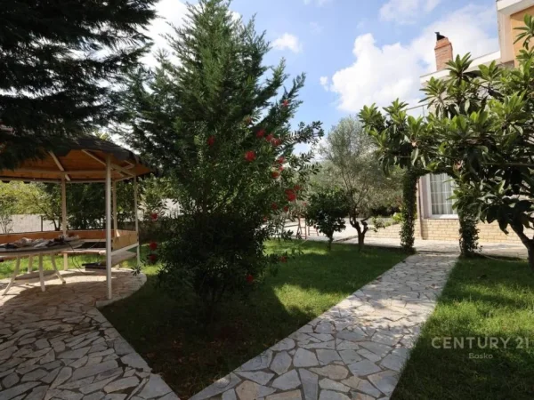 Tirane, shitet Vile 2 Katshe Kati 2, 214 m² 300.000 € (Tufine)