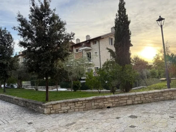 Tirane, jepet me qera apartament 3+1+Aneks+Ballkon Kati 1, 200 m² 2.100 € (Farke , Secret Garden)