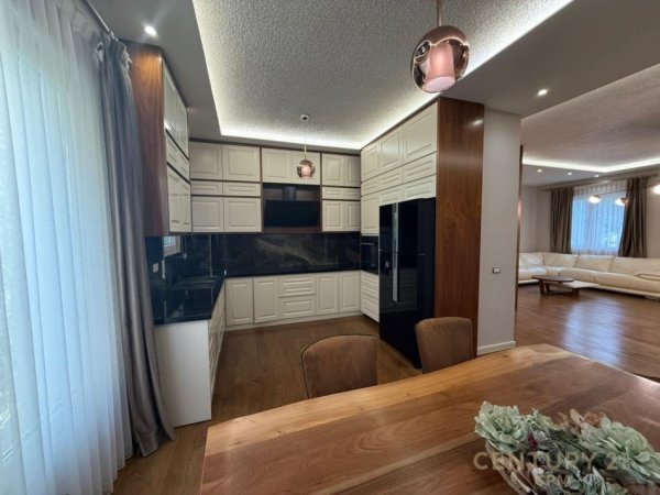 Tirane, jepet me qera apartament 3+1+Aneks+Ballkon Kati 1, 200 m² 2.100 € (Farke , Secret Garden)