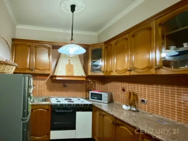 Tirane, shitet apartament 2+1 Kati 8, 117 m² 300.000 € (Gjimnazi Petro Nini)