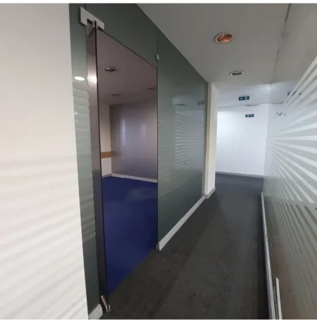 Tirane, jepet me qera zyre Kati 4, 265 m² 2.500 € (Zogu I zi)