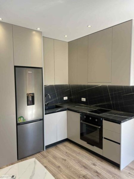 Tirane, jepet me qera apartament 1+1+Ballkon Kati 3, 50 m² 550 € (PERBALLE ZOJA E KSHILLIT RR.DRITAN HOXHA)