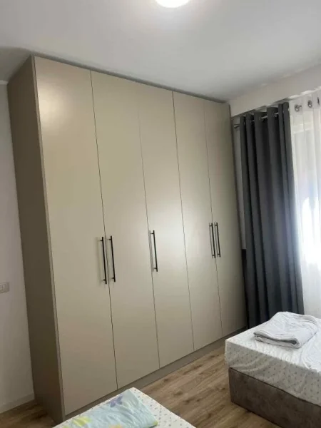 Tirane, jepet me qera apartament 1+1+Ballkon Kati 3, 50 m² 550 € (PERBALLE ZOJA E KSHILLIT RR.DRITAN HOXHA)