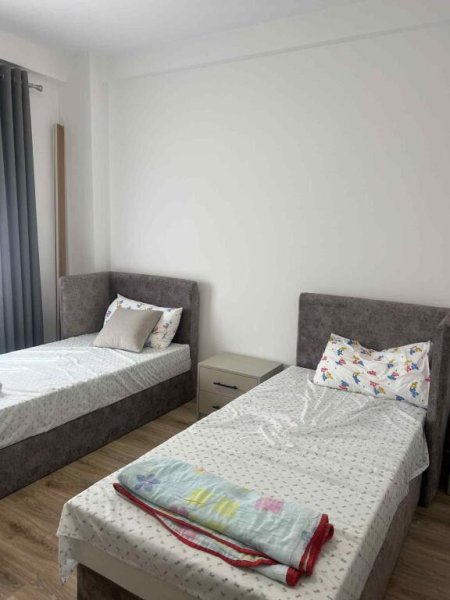 Tirane, jepet me qera apartament 1+1+Ballkon Kati 3, 50 m² 550 € (PERBALLE ZOJA E KSHILLIT RR.DRITAN HOXHA)