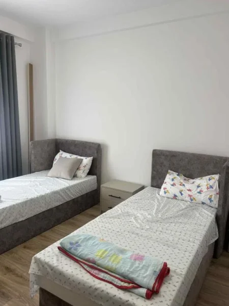 Tirane, jepet me qera apartament 1+1+Ballkon Kati 3, 50 m² 550 € (PERBALLE ZOJA E KSHILLIT RR.DRITAN HOXHA)