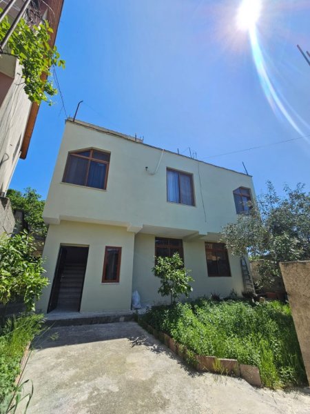 Tirane, shitet shtepi dy katëshe  3+1+Ballkon , 245 m² 185.000 € (Kombinat pranë Shkolles Shyqyri peza vetem 5 min larg stacionit të Kombinatit)
