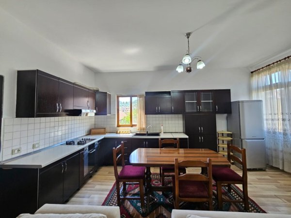 Tirane, shitet shtepi dy katëshe  3+1+Ballkon , 245 m² 185.000 € (Kombinat pranë Shkolles Shyqyri peza vetem 5 min larg stacionit të Kombinatit)