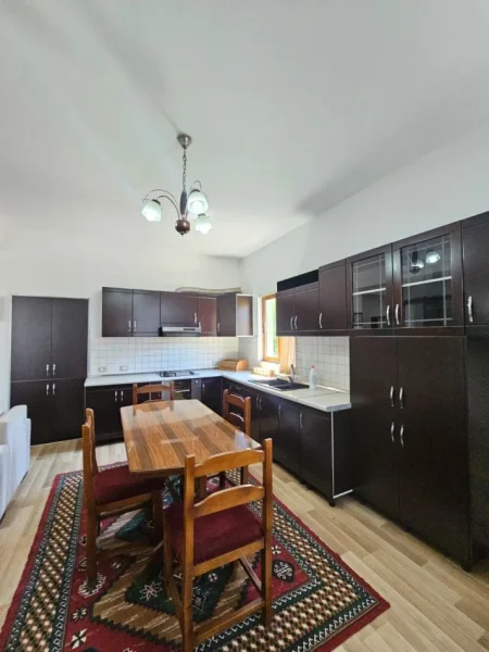 Tirane, shitet shtepi dy katëshe  3+1+Ballkon , 245 m² 185.000 € (Kombinat pranë Shkolles Shyqyri peza vetem 5 min larg stacionit të Kombinatit)