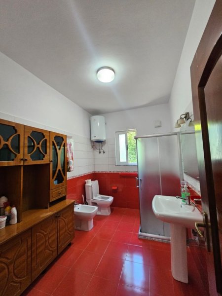 Tirane, shitet shtepi dy katëshe  3+1+Ballkon , 245 m² 185.000 € (Kombinat pranë Shkolles Shyqyri peza vetem 5 min larg stacionit të Kombinatit)