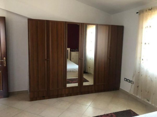 Tirane, shitet Vile 3 Katshe Kati 3, 454 m² 30.000 € (Rruga Pjeter Arbnori)