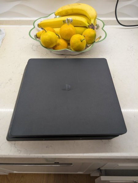 Tirane, shes Shitet PlayStation 4 (me blu ray disc player) dhe 3 Joystick