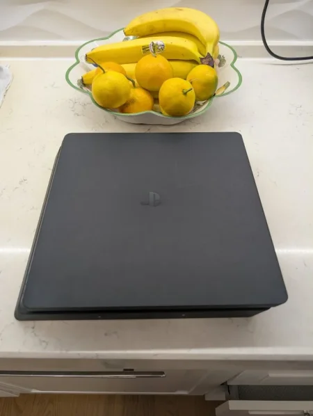 Tirane, shes Shitet PlayStation 4 (me blu ray disc player) dhe 3 Joystick