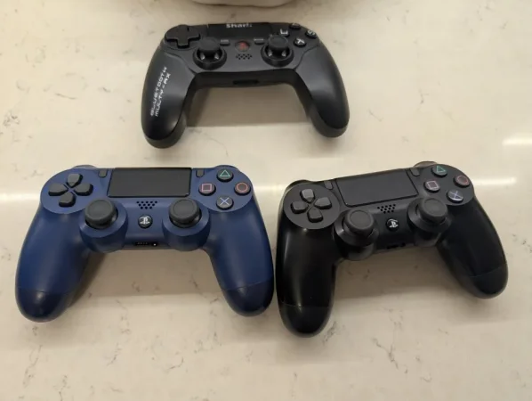 Tirane, shes Shitet PlayStation 4 (me blu ray disc player) dhe 3 Joystick