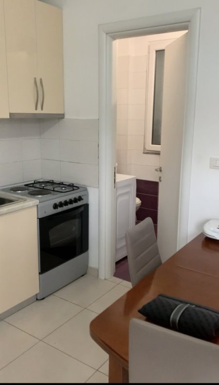 Tirane, jepet me qera shtepi 1+1 me parking , 45 m² 300 € (Laprake)