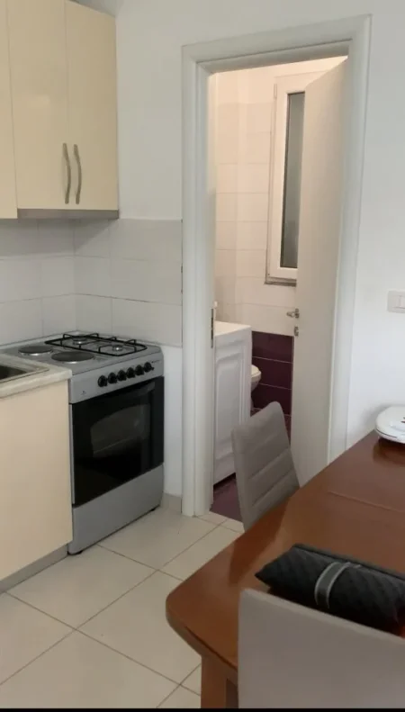 Tirane, jepet me qera shtepi 1+1 me parking , 45 m² 300 € (Laprake)