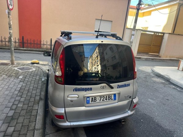 Tirane, shitet makine Toyota Benzin+Gaz, gri metalizato manuale Kondicioner 230.000 km 3.000 €