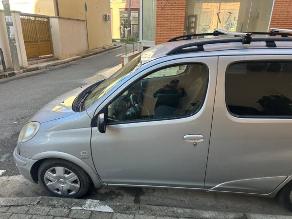 Tirane, shitet makine Toyota Benzin+Gaz, gri metalizato manuale Kondicioner 230.000 km 3.000 €