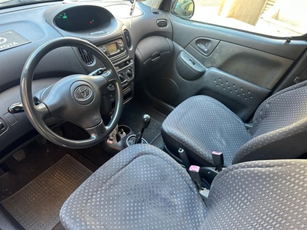 Tirane, shitet makine Toyota Benzin+Gaz, gri metalizato manuale Kondicioner 230.000 km 3.000 €