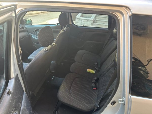 Tirane, shitet makine Toyota Benzin+Gaz, gri metalizato manuale Kondicioner 230.000 km 3.000 €