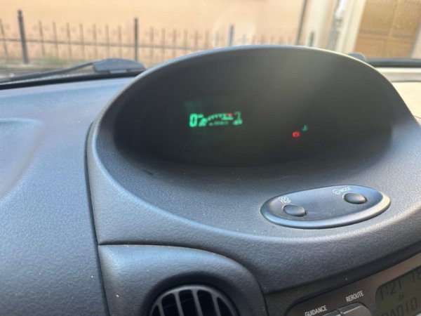 Tirane, shitet makine Toyota Benzin+Gaz, gri metalizato manuale Kondicioner 230.000 km 3.000 €