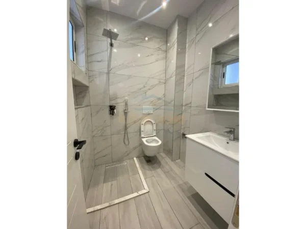 Tirane, shitet apartament 2+1+Ballkon Kati 1, 112 m² 256.000 € (ALI DEMI)