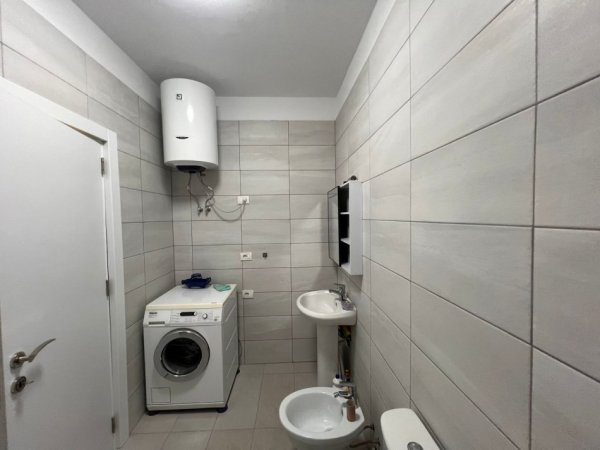 Tirane, jepet me qera apartament 3+1+Ballkon Kati 2, 100 m² 600 € (Selite)