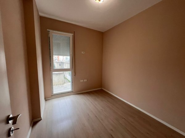 Tirane, jepet me qera apartament 3+1+Ballkon Kati 2, 100 m² 600 € (Selite)
