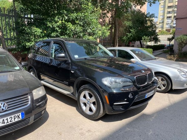 Tirane, shes makine BMW x5 Benzin, e zeze automatik Kondicioner 185.000 km 8.300 €
