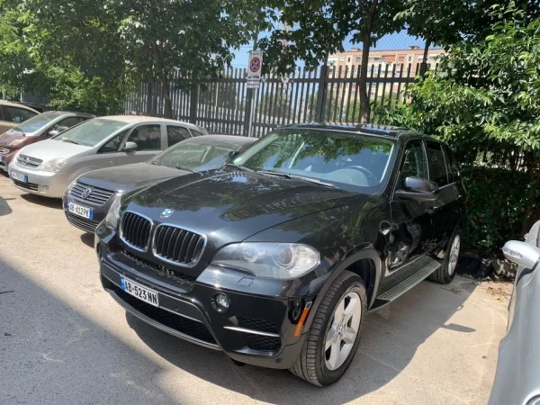Tirane, shes makine BMW x5 Benzin, e zeze automatik Kondicioner 185.000 km 8.300 €