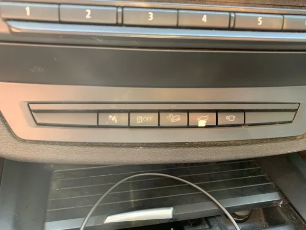 Tirane, shes makine BMW x5 Benzin, e zeze automatik Kondicioner 185.000 km 8.300 €