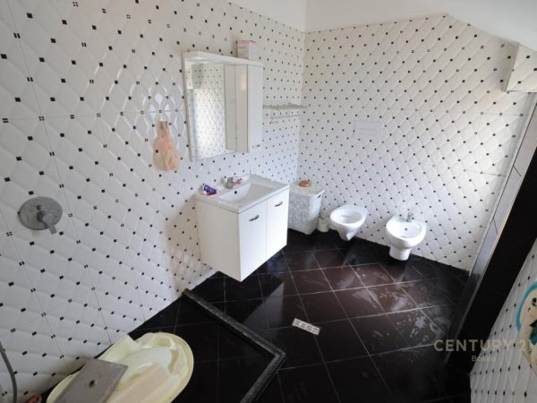 Tirane, shitet Vile 2+1 Kati 2, 214 m² 300.000 € (Tufine)