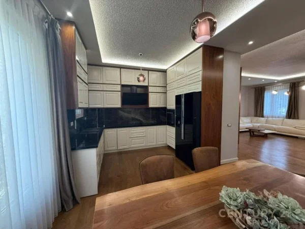 Tirane, jepet me qera apartament 3+1+Ballkon Kati 1, 200 m² 2.100 € (Farke)