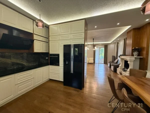 Tirane, jepet me qera apartament 3+1+Ballkon Kati 1, 200 m² 2.100 € (Farke)