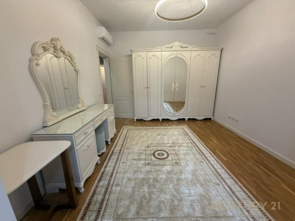 Tirane, jepet me qera apartament 3+1+Ballkon Kati 1, 200 m² 2.100 € (Farke)