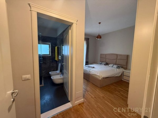 Tirane, jepet me qera apartament 3+1+Ballkon Kati 1, 200 m² 2.100 € (Farke)