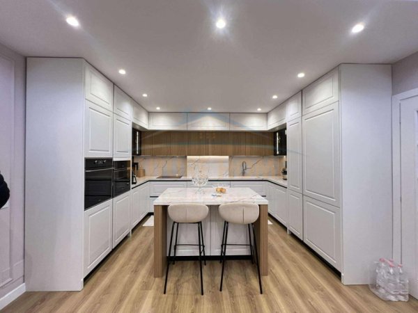 Tirane, shitet apartament 3+1+Aneks+Ballkon Kati 6, 153 m² 245.000 € (Unaza e Re)