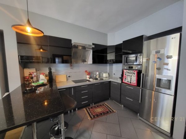 Tirane, shitet apartament 2+1+Ballkon Kati 4, 100 m² 285.000 € (Toptani)