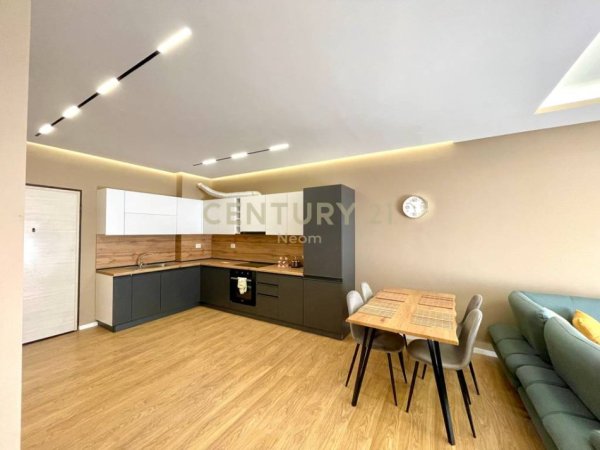 Tirane, jepet me qera apartament 2+1 Kati 1, 90 m² 800 € (Kopshti Botanik)