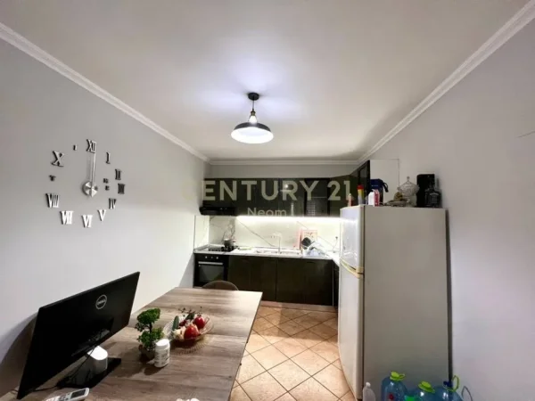 Tirane, jepet me qera apartament 3+1 Kati 1, 185 m² 800 € (Sheshi Shtraus)