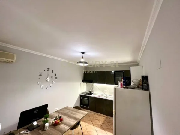Tirane, jepet me qera apartament 3+1 Kati 1, 185 m² 800 € (Sheshi Shtraus)