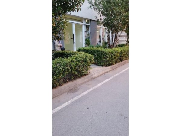 Tirane, jepet me qera ambjent biznesi Kati 0, 24 m² 390 € (Komuna e Parisit)